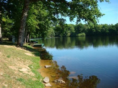 L’Étang du Merle à Crux-la-Ville : Un Paradis pour les Pêcheurs